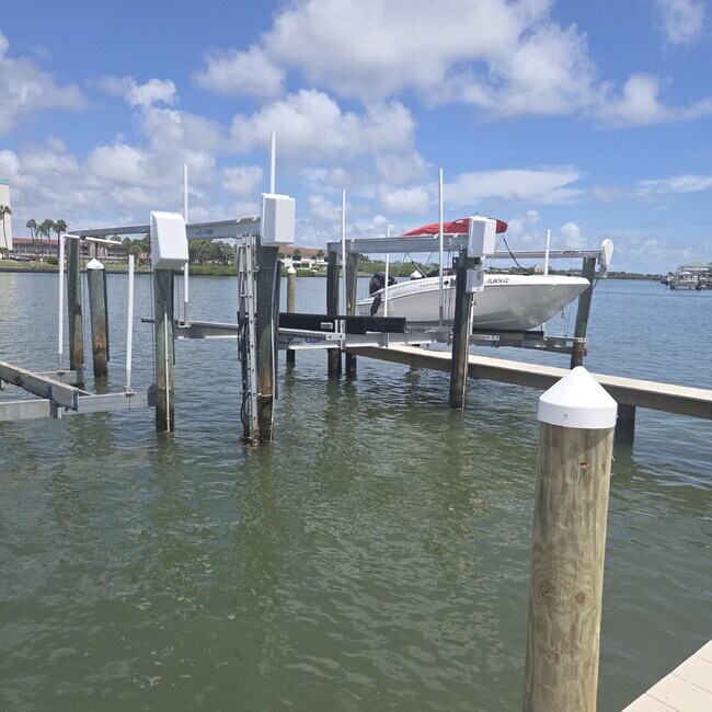 Building Photo - Gorgeous 2/2 condo at Indian Shores