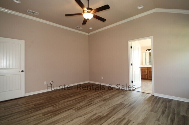 Building Photo - Evergreen Estates Beauty!