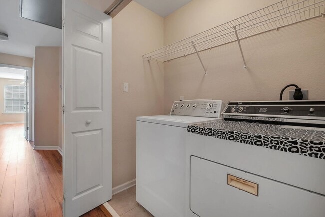 Building Photo - Spacious 3 Bedroom Townhome with Fireplace & Deck