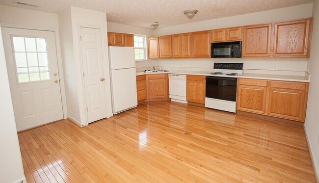 Building Photo - Well Maintained Townhouse in Great Location!