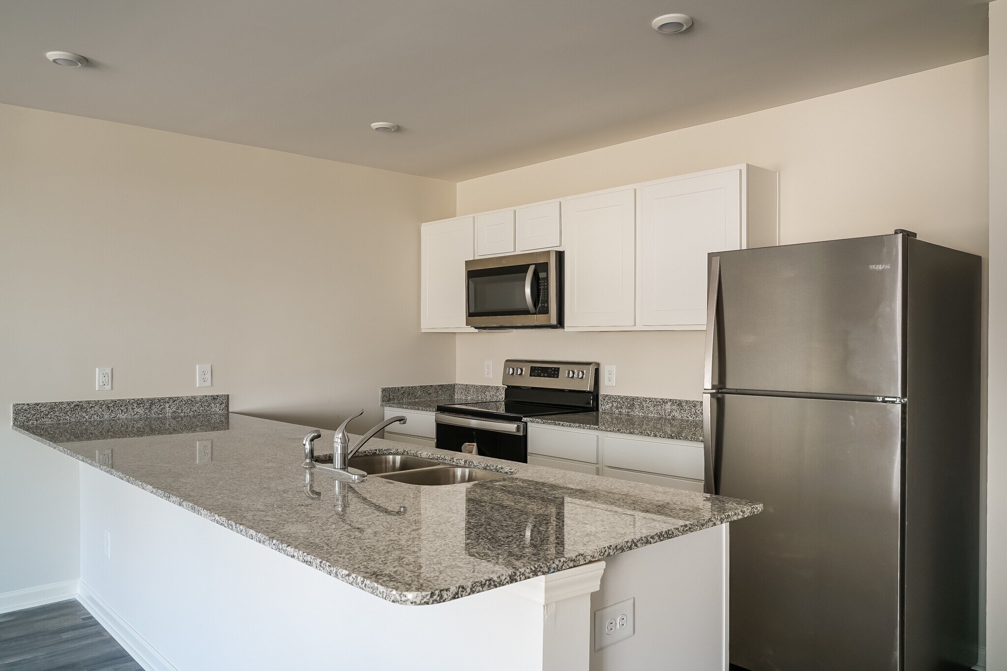 Building Photo - 676 Savanac St SE