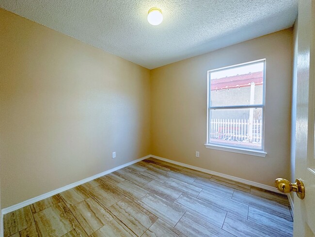 Building Photo - Eastside 3 Bedroom 2 Bath