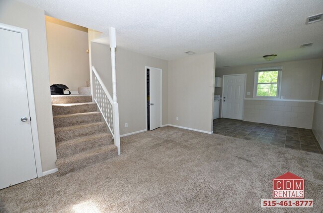 Building Photo - Nicely Updated Duplex