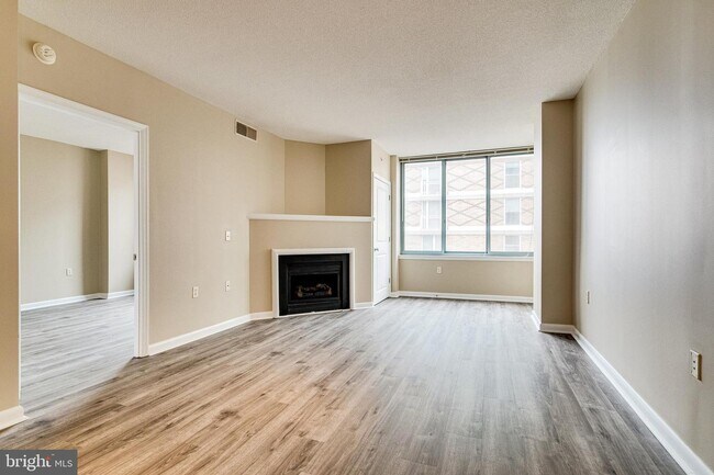 Building Photo - 851 N Glebe Rd