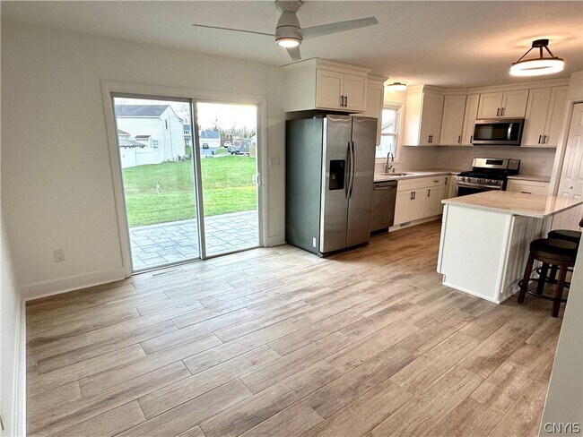 Building Photo - 8662 Bayview Dr