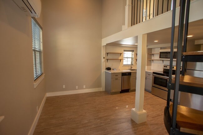 Building Photo - Downtown Tiny House
