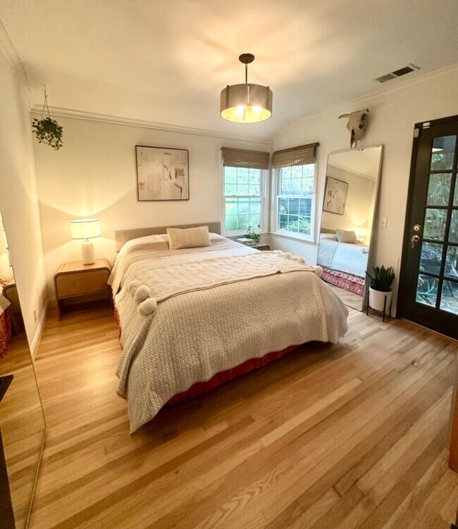 Building Photo - 456 King St