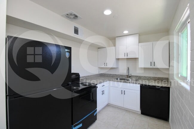 Building Photo - 609 S Bellview