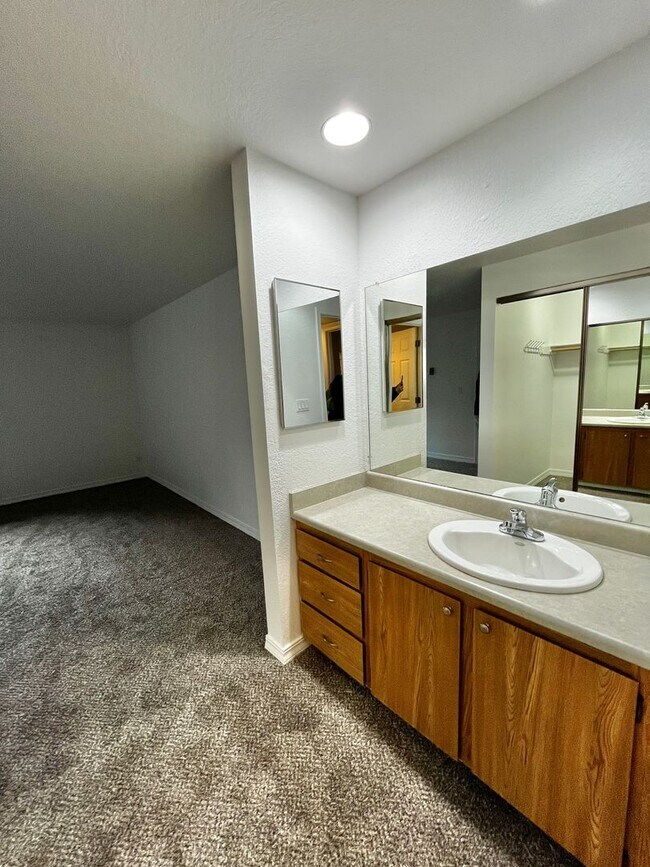 Building Photo - Fresh Paint and New Carpet in this Sunn Fjord Condo!