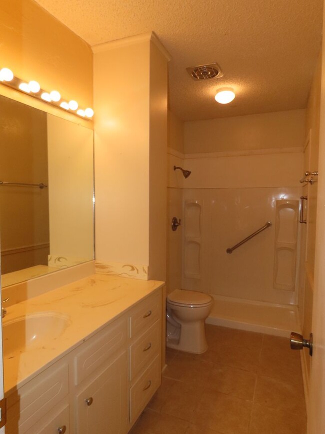 Building Photo - South Tyler! Spacious 3 Bedroom, 2 Bath