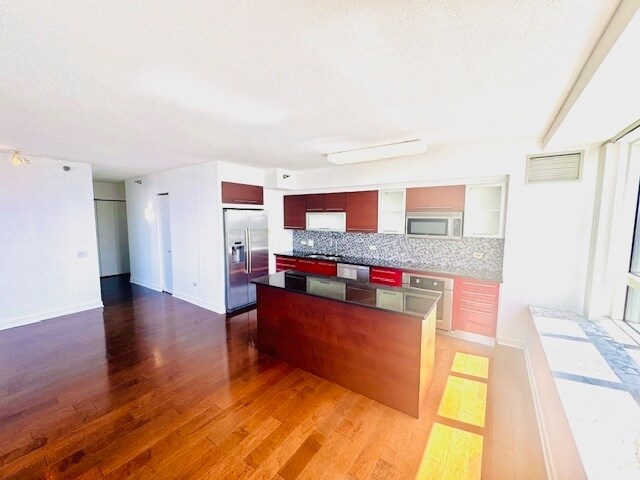 Building Photo - 512 N McClurg Ct