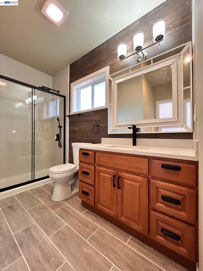 Building Photo - 213 E Ruby St