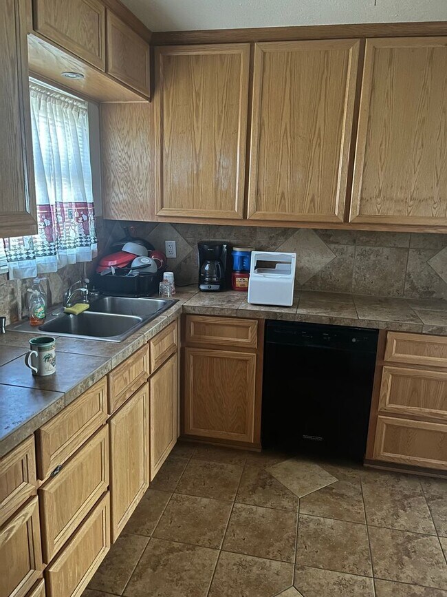 Building Photo - 3 bedroom 1.5 bathroom! HOUSING ACCEPTED!