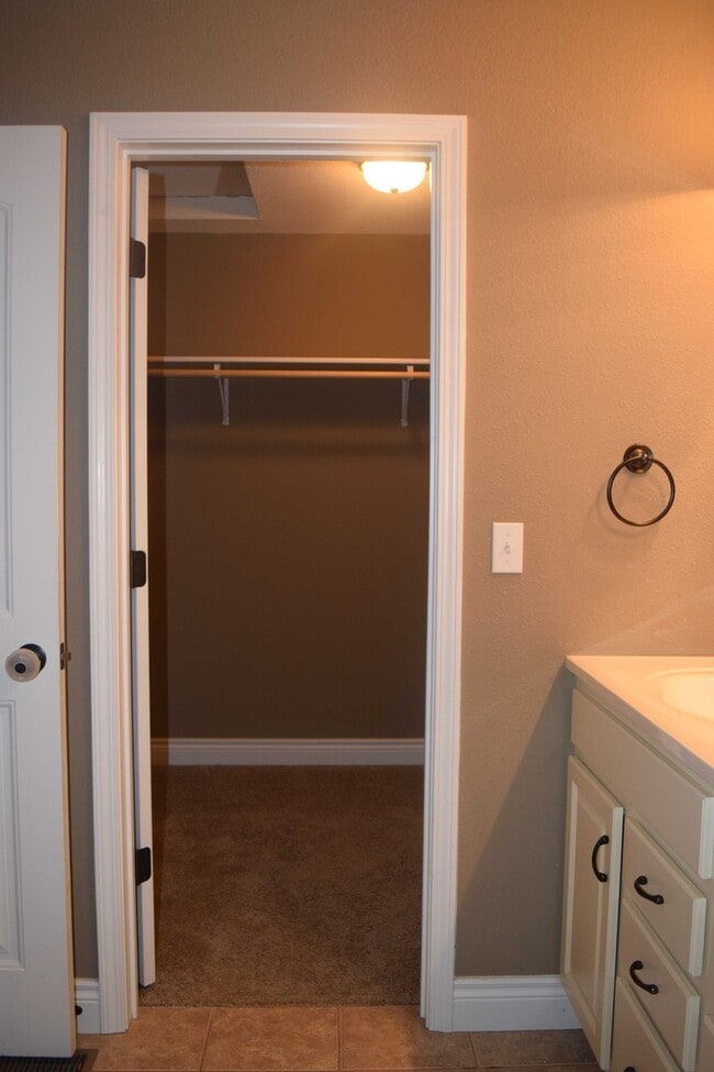 Building Photo - Gorgeous Split Foyer Home!