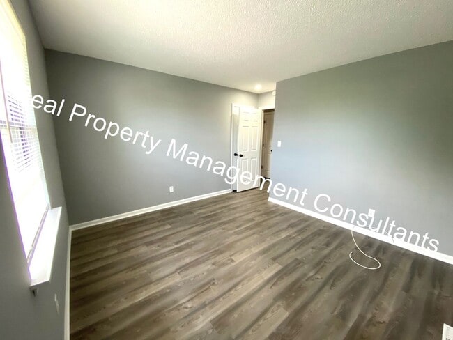 Building Photo - Lee's Summit 2 Bedroom Duplex