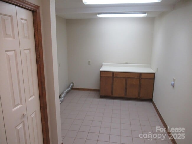Building Photo - 106 E Klutz St