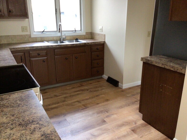 Kitchen - 6300 Portage St NW