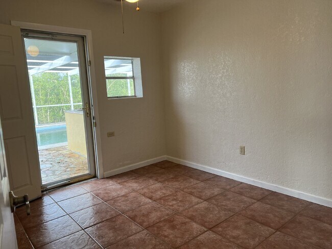 Building Photo - Saltwater canal home