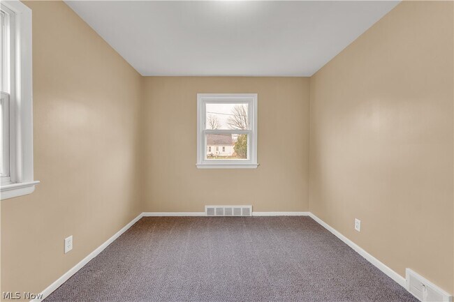 Building Photo - 655 E 240th St