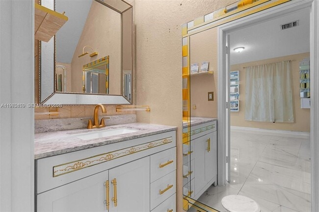 Building Photo - 1130 SW 6th Ct