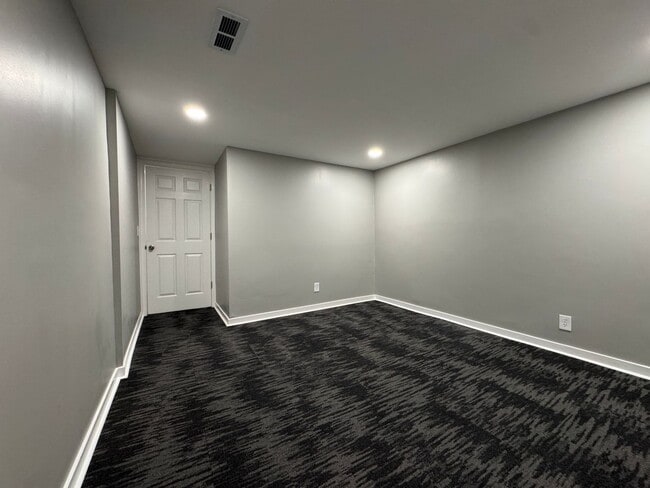 Building Photo - Stunning 5 Bedroom 2 Bathroom Home + Den i...
