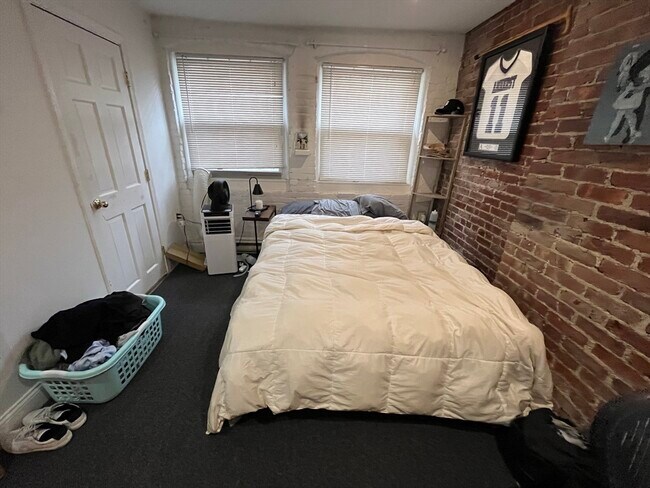 Building Photo - 915 Beacon St