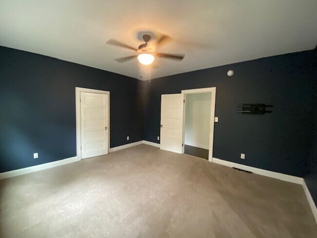 Building Photo - Georgous 5 bedroom 2.5 bath home in Downto...