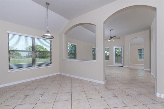 Building Photo - 504 Tascate St