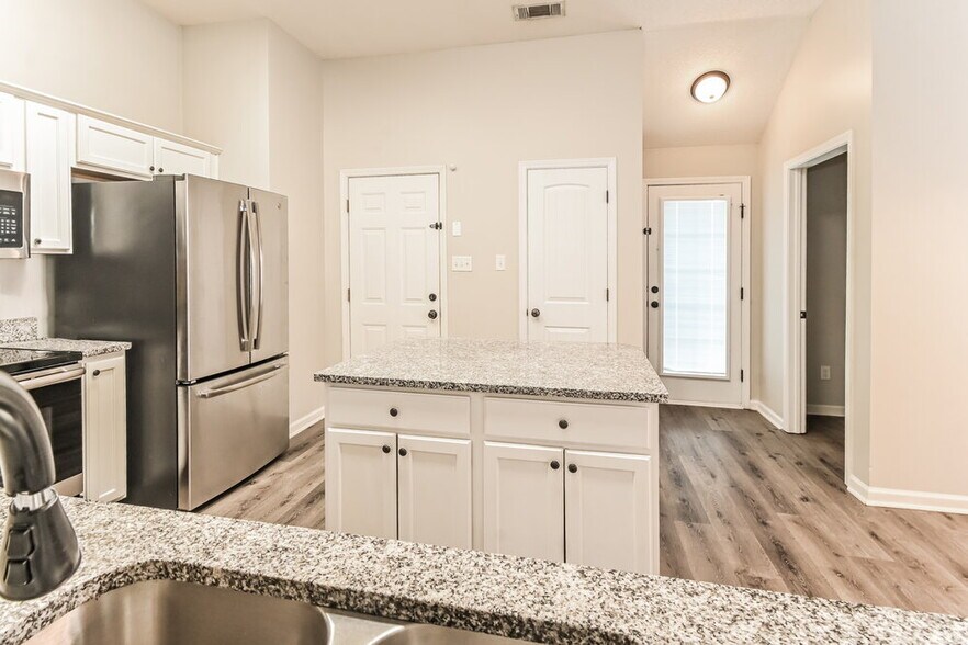 Building Photo - 10253 Evening Hill Dr