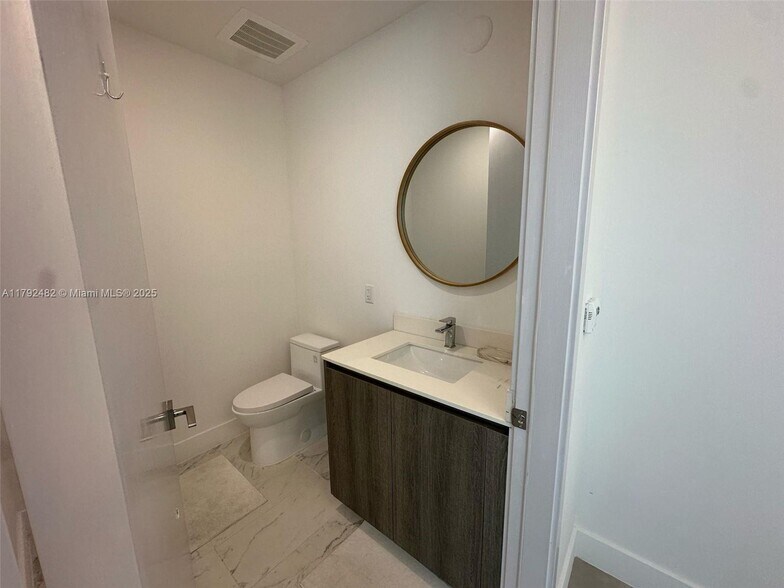 Building Photo - 17550 Collins Ave