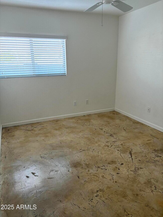 Building Photo - 2401 E Peach Tree Dr