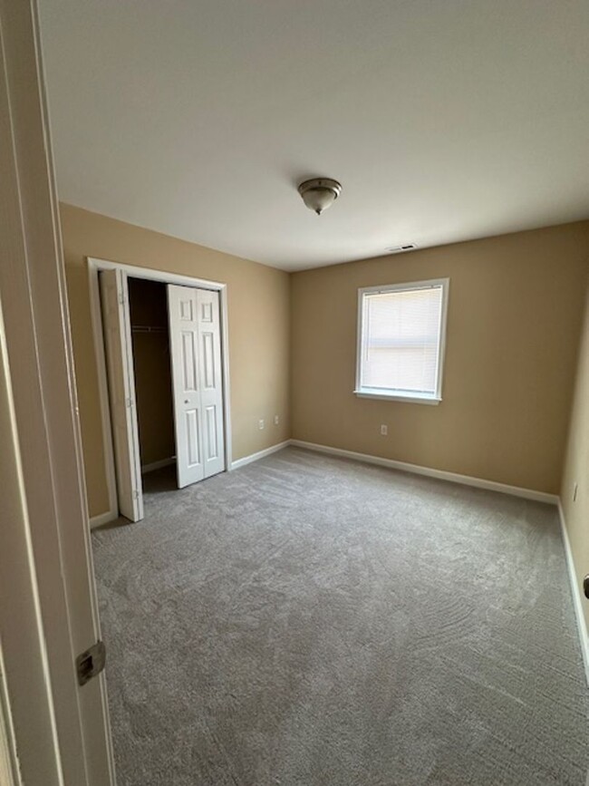 Building Photo - 3 Bedroom 2 Bathroom Duplex