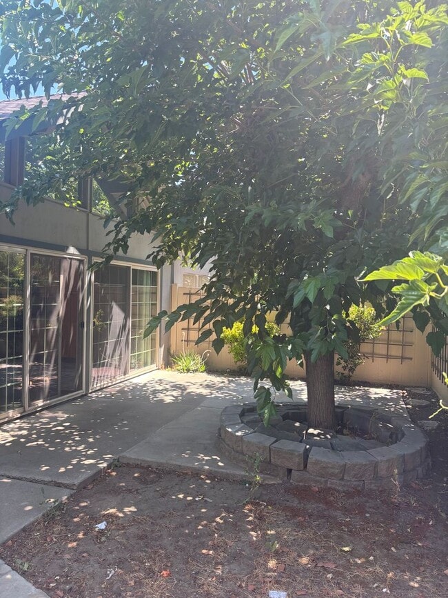 Building Photo - Lovely, 2 Bedroom 1.5 bath townhome nestle...