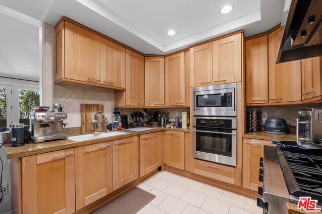 Building Photo - 411 N Oakhurst Dr