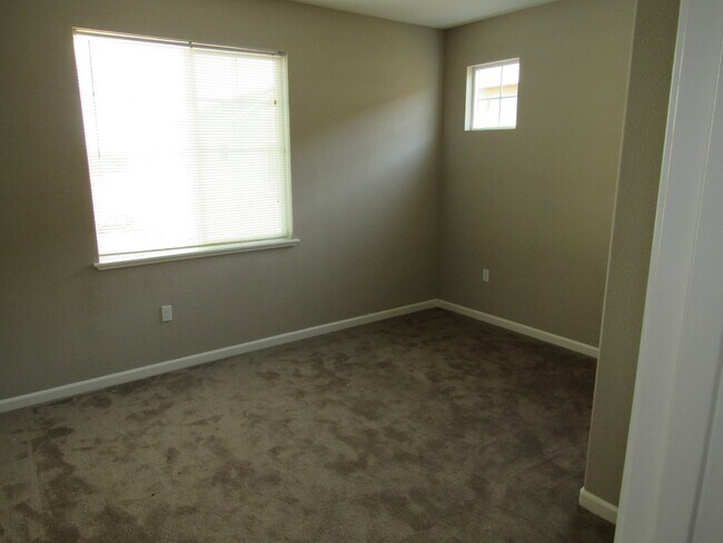 Building Photo - Beautiful 4 Bed/ 2.5 Bath Home close to Pi...