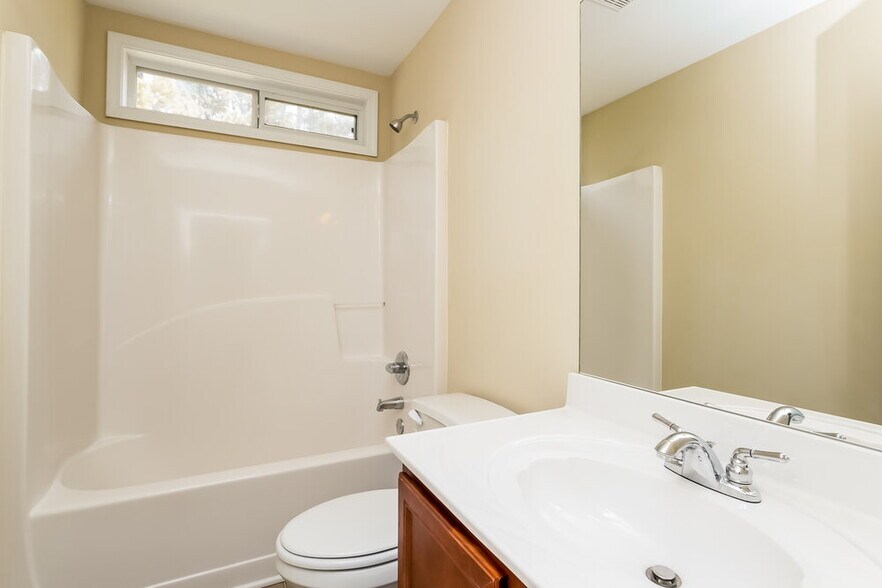 Building Photo - 4050 Grandover Dr NE