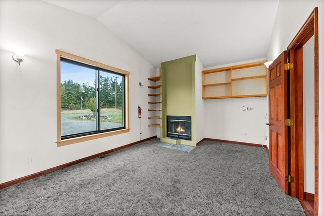 Building Photo - Yelm Country Living | 3 Bed, 3 Bath Home on 2.5 Acres | Solar Panels!