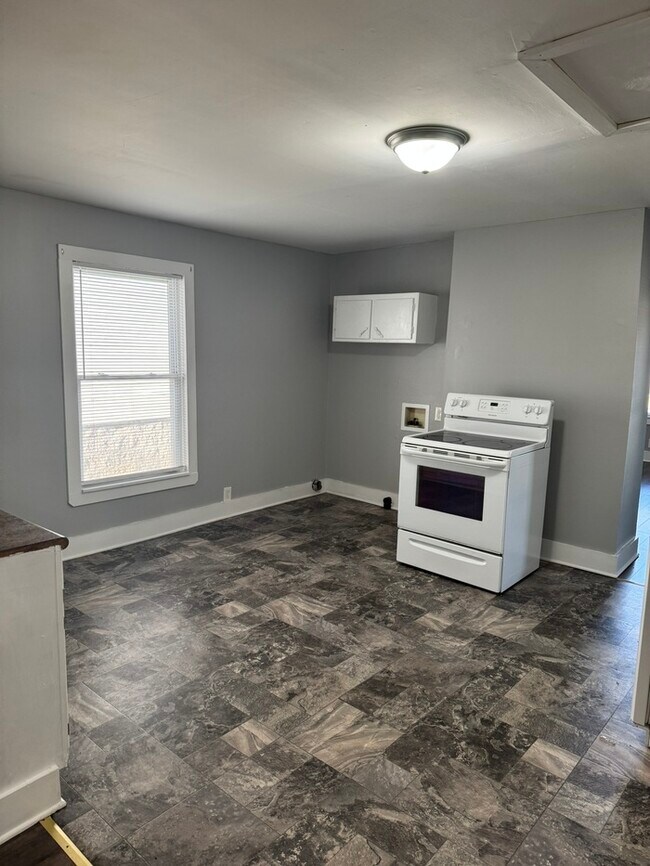 Building Photo - 1609 17th Ave N