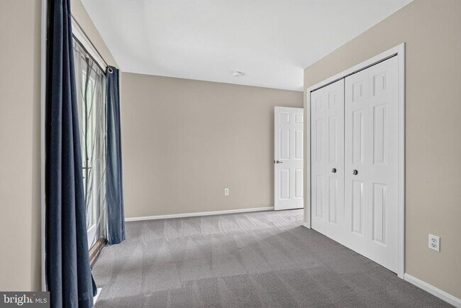 Building Photo - 6 Youngs Farm Ct
