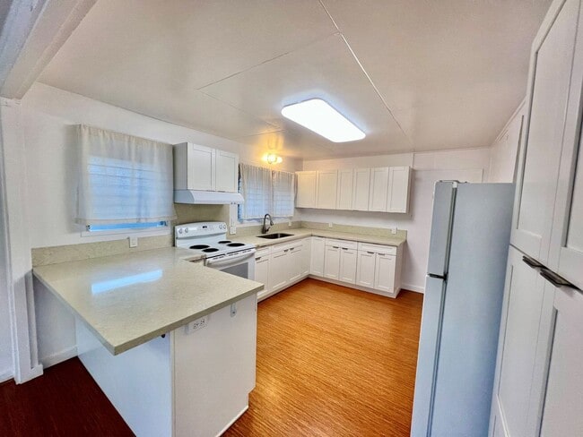 Building Photo - Bright and Breezy Manoa Living. Spacious 3...