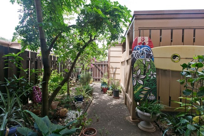 Building Photo - Partly Furnished 3-Bedroom, 2.5 Bath Townhouse at Kaholo Hale.  Pets Okay!