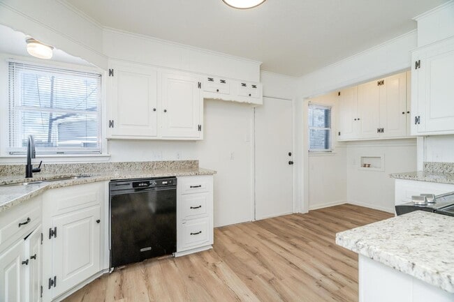 Building Photo - Super nice 5 Bedroom 3 bath property for r...