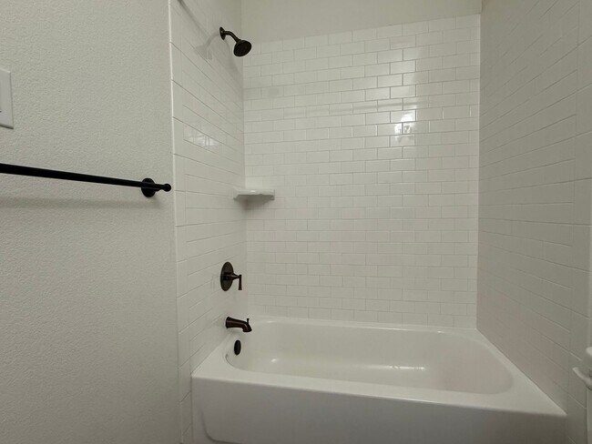 Building Photo - * MOVE IN SUMMER 6/19/2027 * 5-Bed 5.5 Bat...