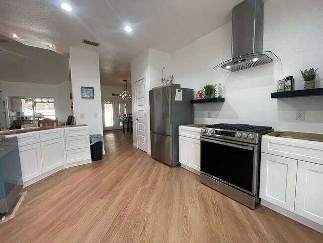 Building Photo - 15829 Vincent Dr
