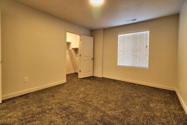 Building Photo - 3 Bedroom 2.5 Bathroom Townhome in Santaquin