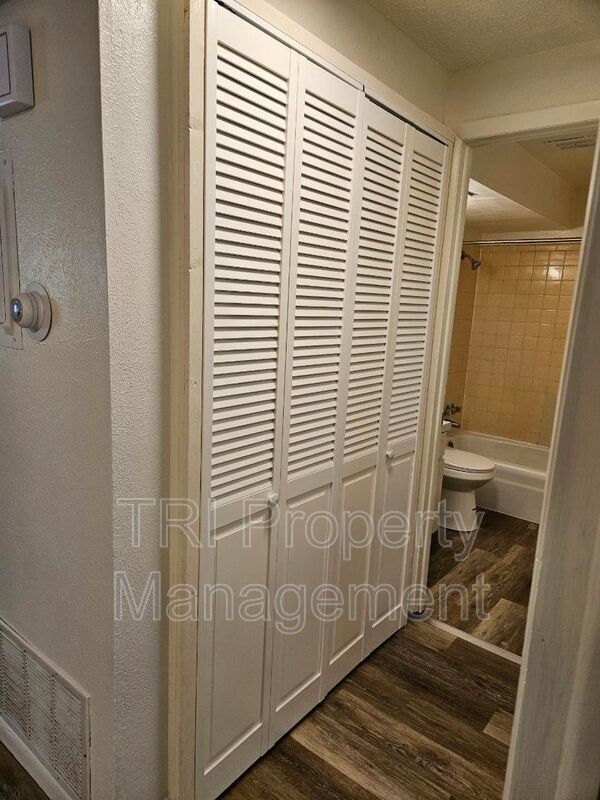 Building Photo - 300 W Union Ave