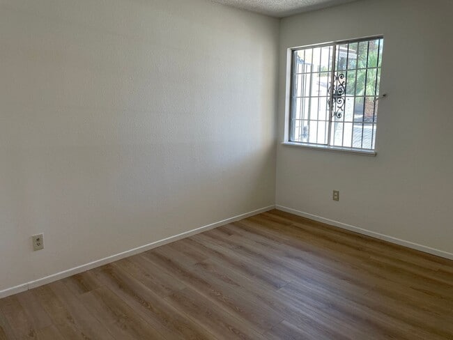 Building Photo - 3 bedroom home in Summerlin North