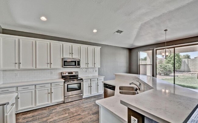 Building Photo - 14284 W Woodbridge Ave