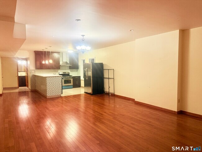 Building Photo - 7 Elm St