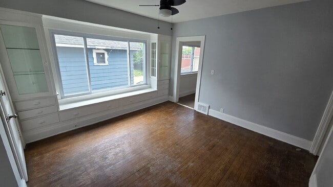 Building Photo - Bright & Airy 2-Bedroom Upper Unit